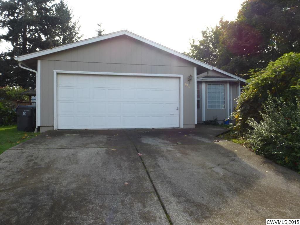 Property Photo: 396 SE Villa Dr OR 97333