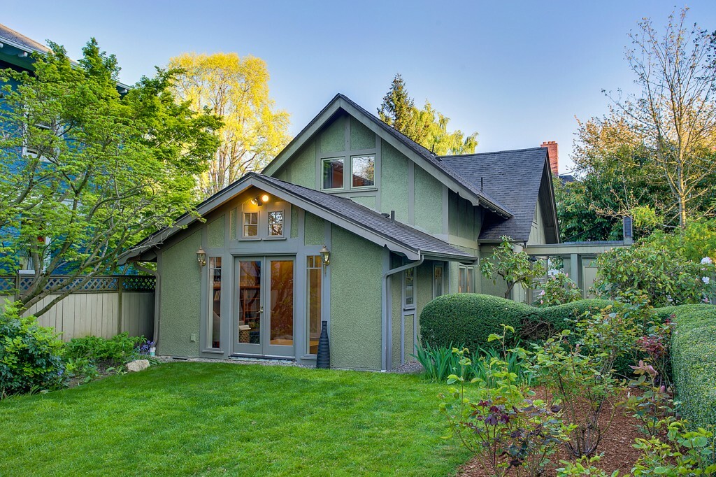 Property Photo:  1413 E Aloha St  WA 98112 