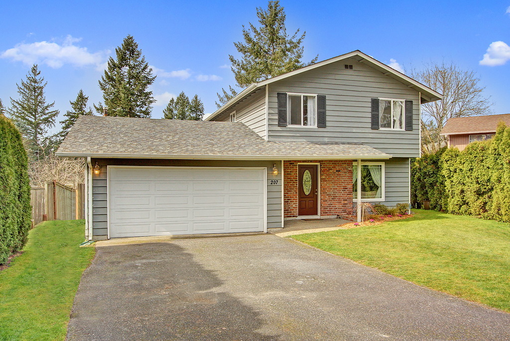 Property Photo: 207 Elma Place SE WA 98059