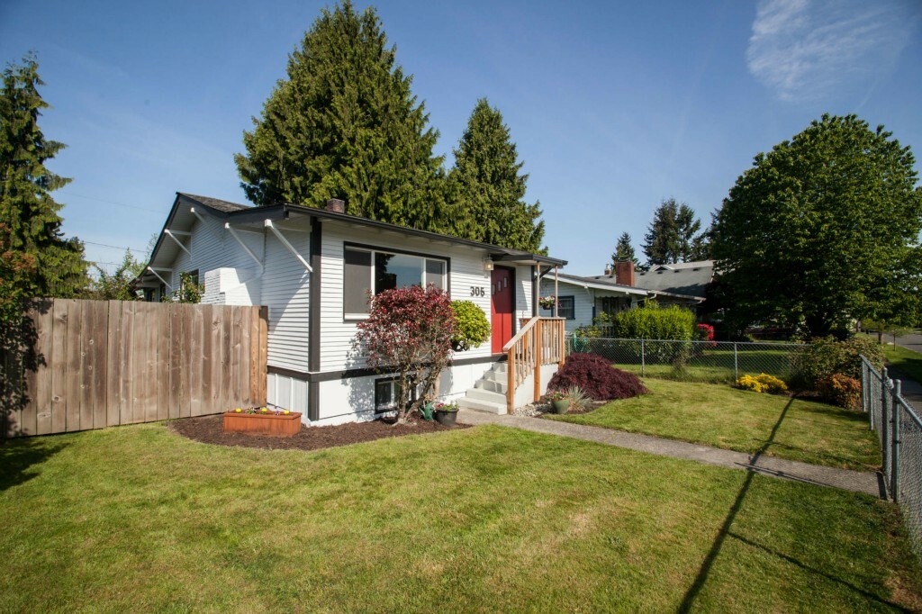 Property Photo:  305 H St SE  WA 98002 