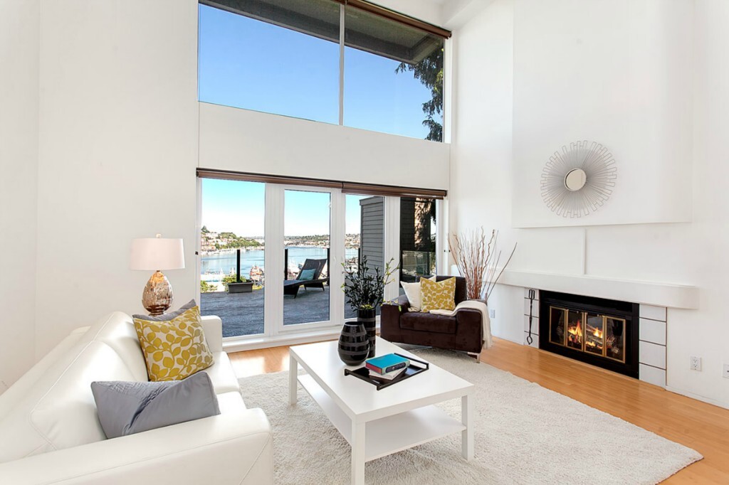 Property Photo: 1210 Lakeview Blvd E 303 WA 98102
