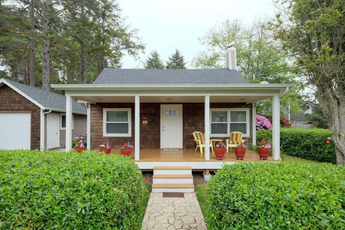 Property Photo: 2704 SW Beach Avenue OR 97367