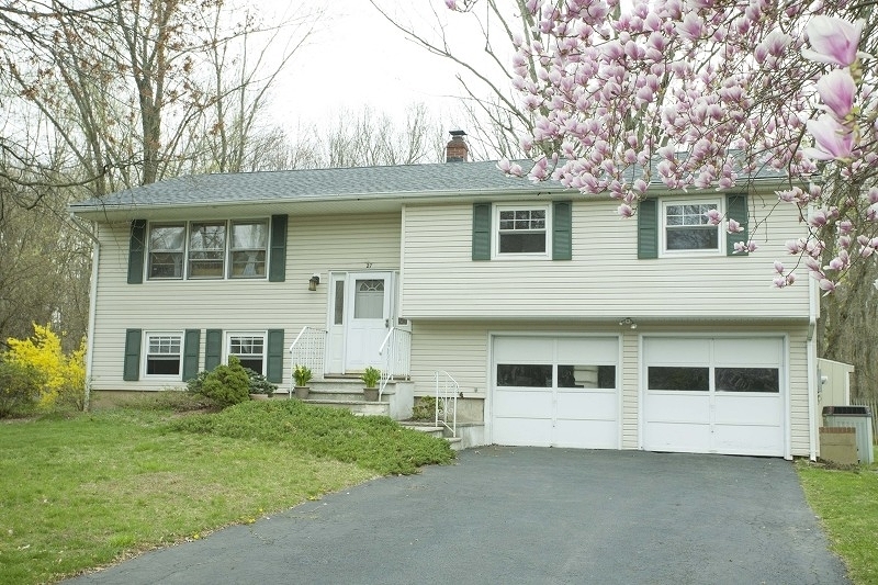 Property Photo:  27 Brookside Pl  NJ 07039 