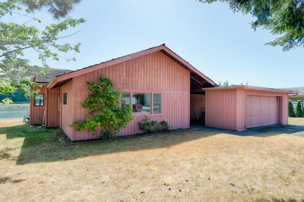 Property Photo:  805 Shoshone Dr  WA 98257 