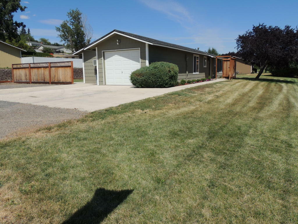 Property Photo: 201 N 81st Ave WA 98908