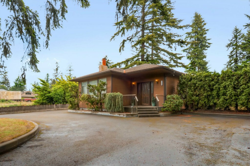 Property Photo:  15202 Greenwood Ave N  WA 98133 