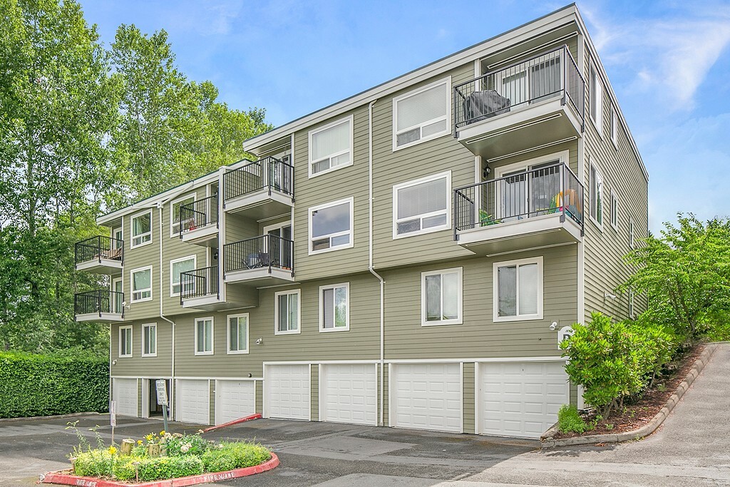 Property Photo:  4100 Lake Washington Blvd N D-203  WA 98056 