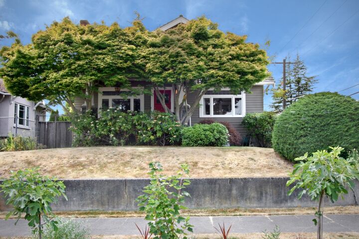 Property Photo:  3203 Belvidere Ave SW  WA 98126 