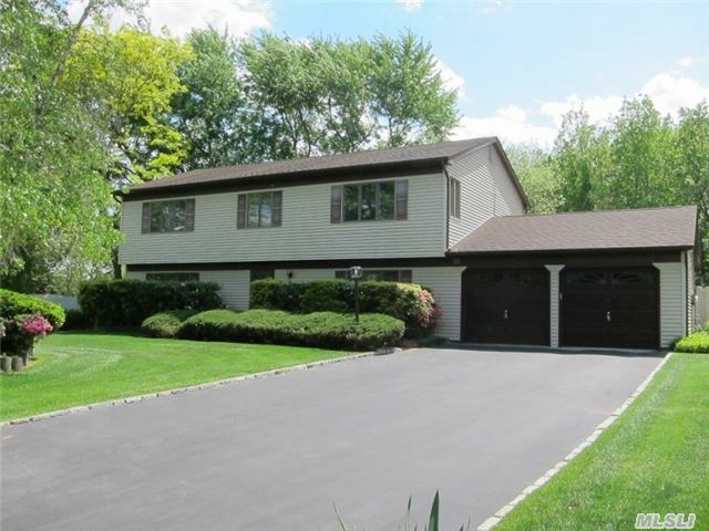 Property Photo:  4 Lynhaven Pl  NY 11720 