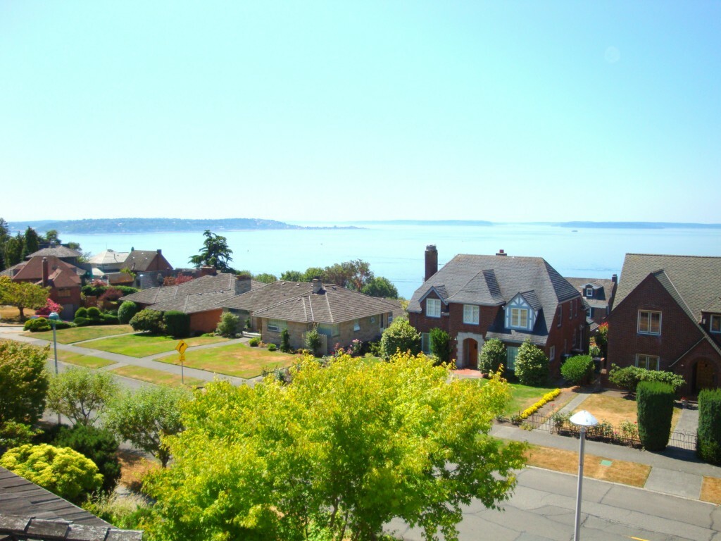 Property Photo: 2320 W Viewmont Wy W WA 98199