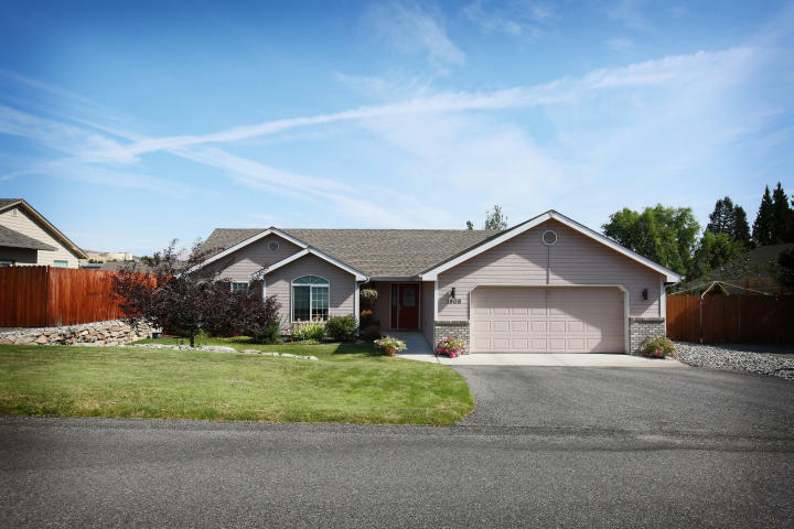 Property Photo: 1908 Grandview Lp WA 98801