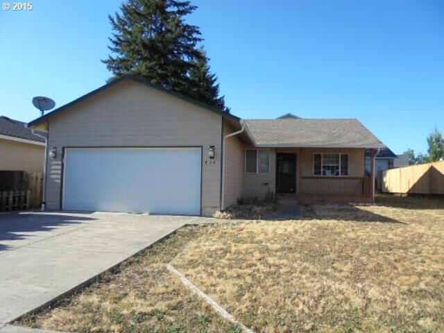 Property Photo: 814 Arthur Ave OR 97424
