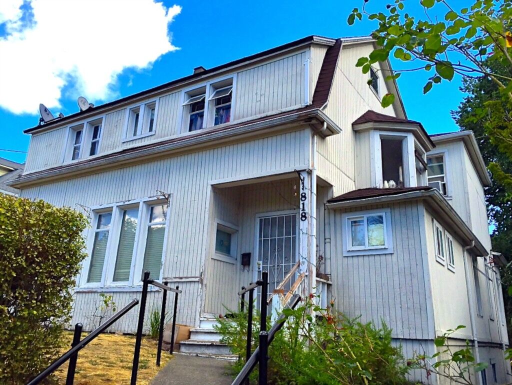 Property Photo:  818 17th Ave  WA 98122 
