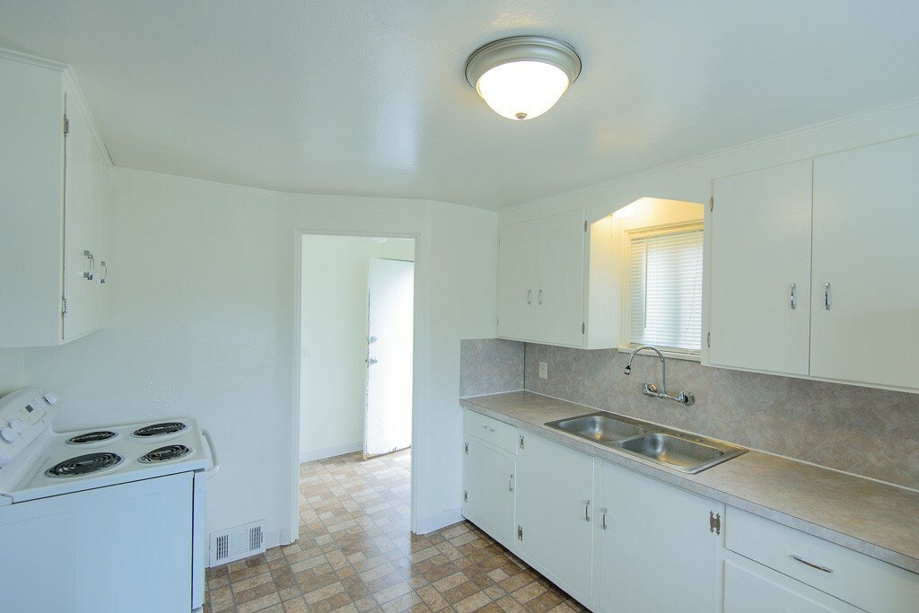 Property Photo:  2103 N Callow Ave  WA 98312 