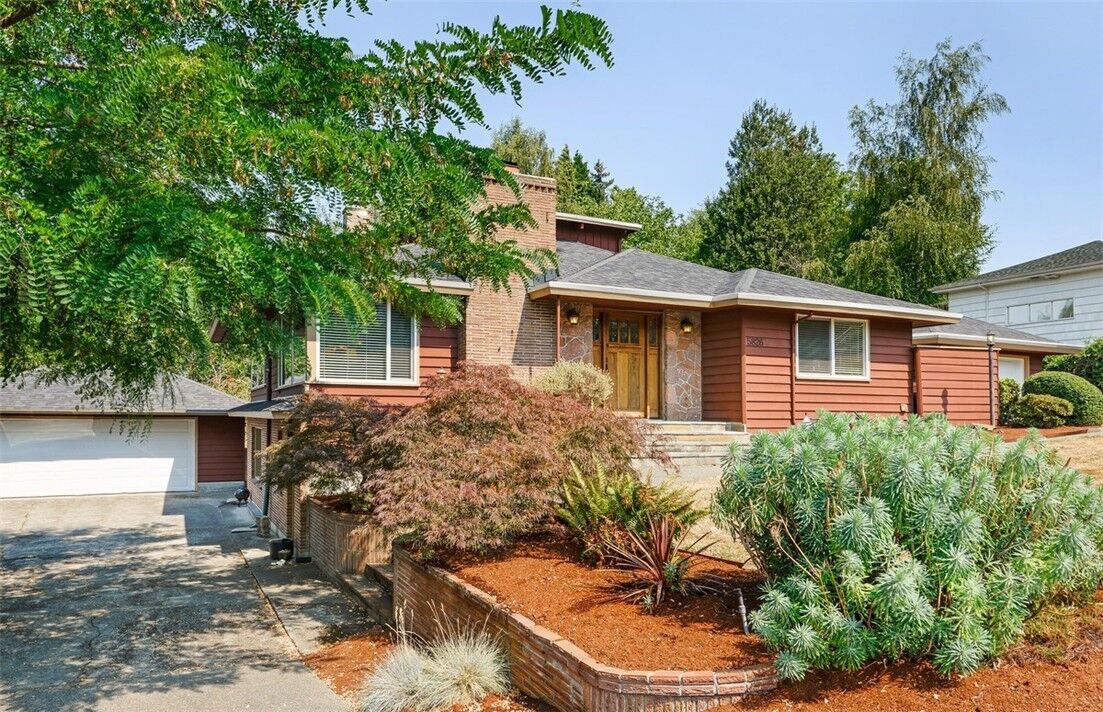 Property Photo: 5826 S 144th St WA 98168