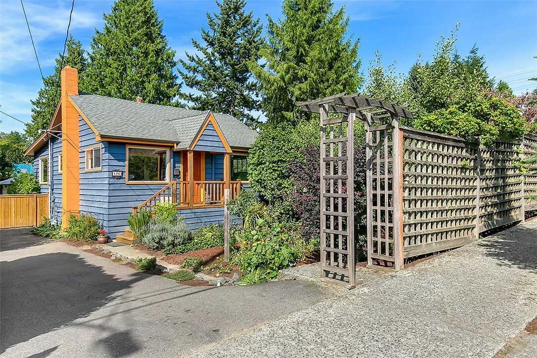 Property Photo:  520 NE 91st St  WA 98115 