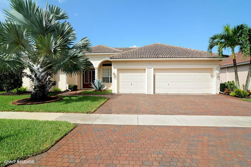 Property Photo:  7005 SE Bay Hill Drive  FL 34997 