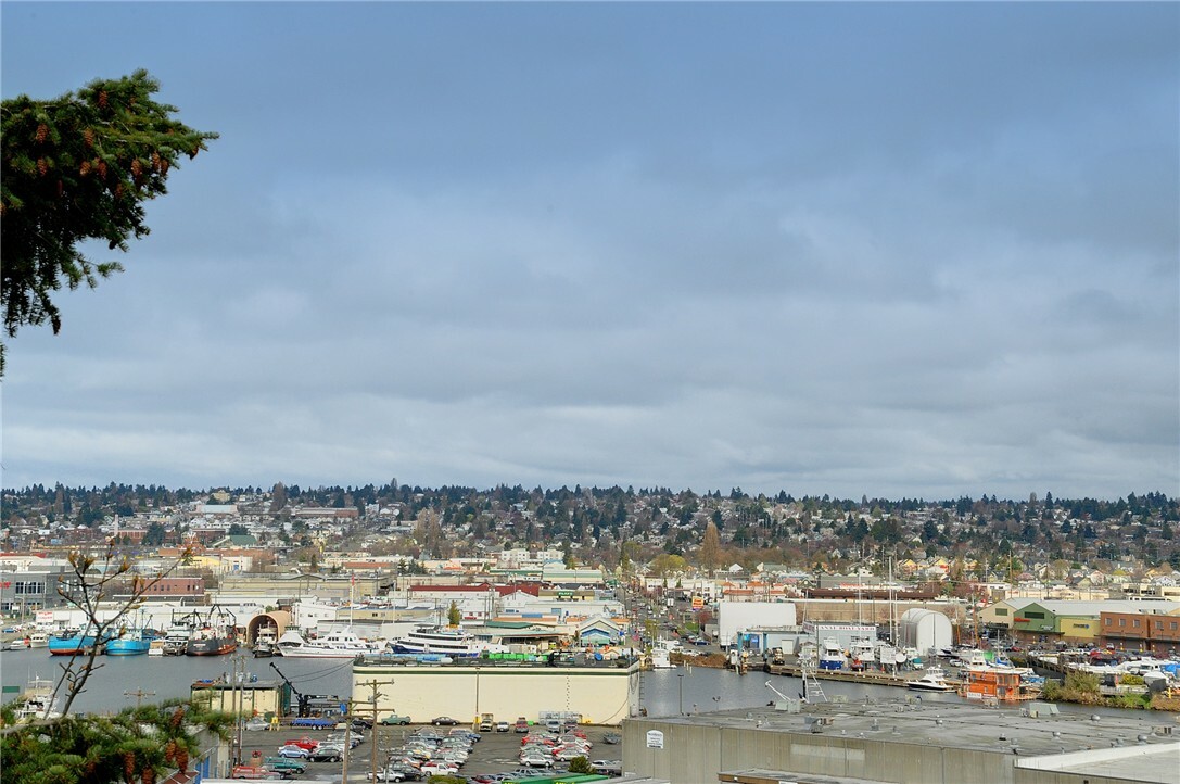 Property Photo: 1017 W Nickerson St 31 WA 98119