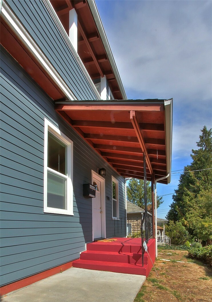 Property Photo:  906 N 81st St  WA 98103 