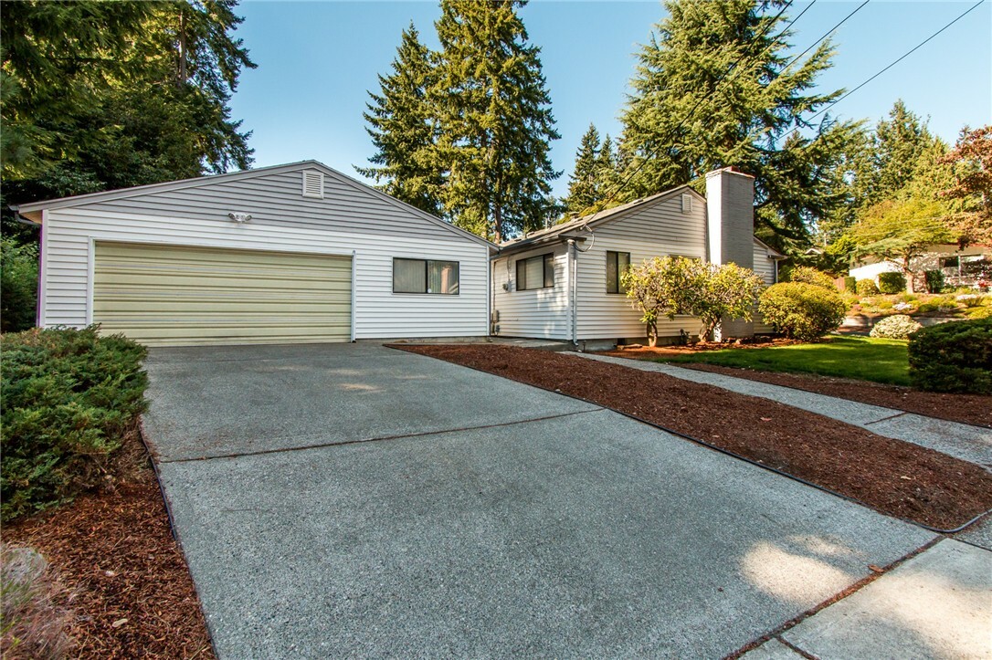 Property Photo:  702 Yale St  WA 98466 