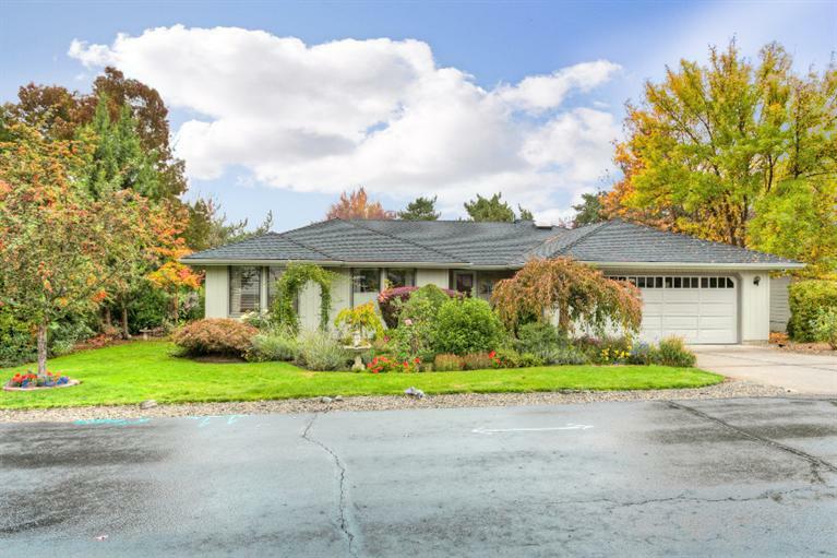 Property Photo: 2421 Heritage Way OR 97504