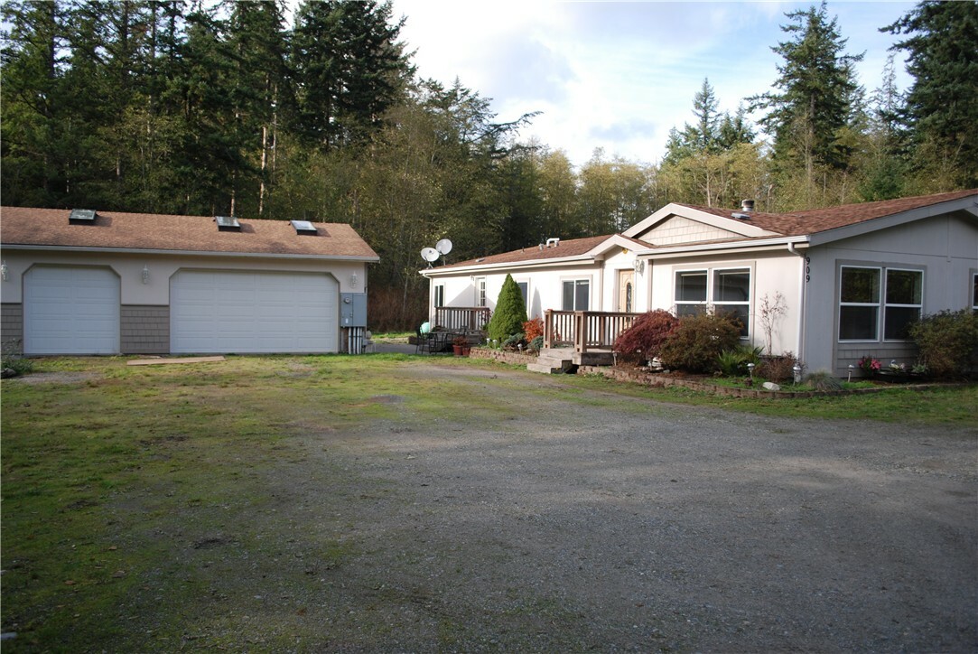 Property Photo:  909 Lyndean Lane  WA 98277 