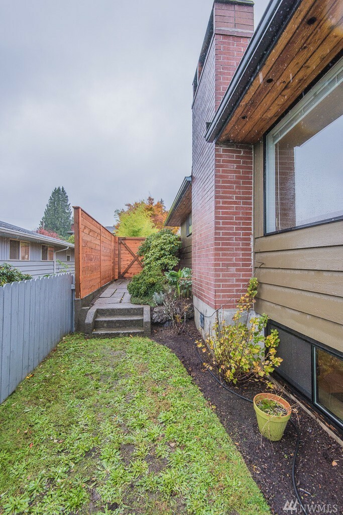 Property Photo:  2221 Trenton Ave  WA 98310 