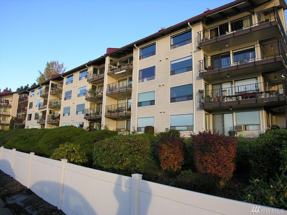 Property Photo:  900 East Bay Dr NE A-405  WA 98506 