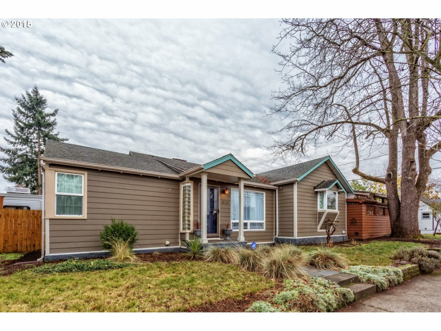 Property Photo: 615 E 37th St WA 98663