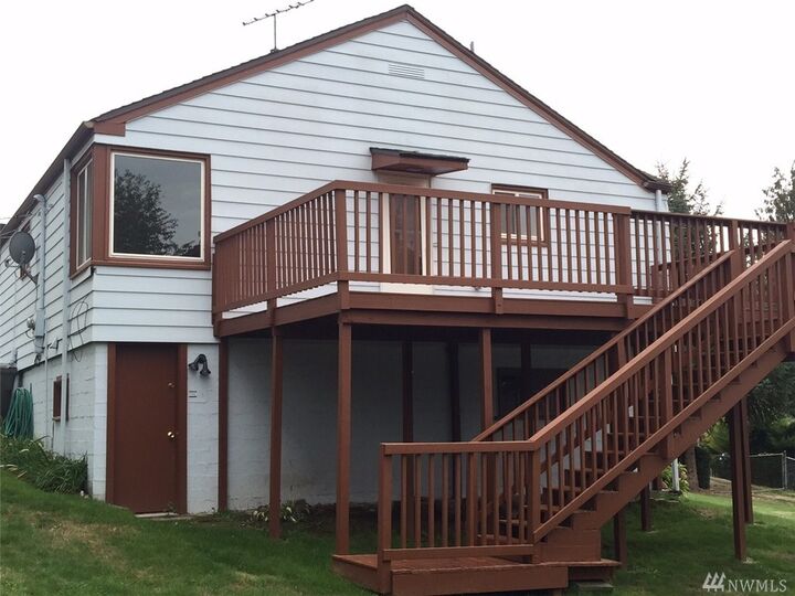 Property Photo: 1006 N 30th St WA 98056
