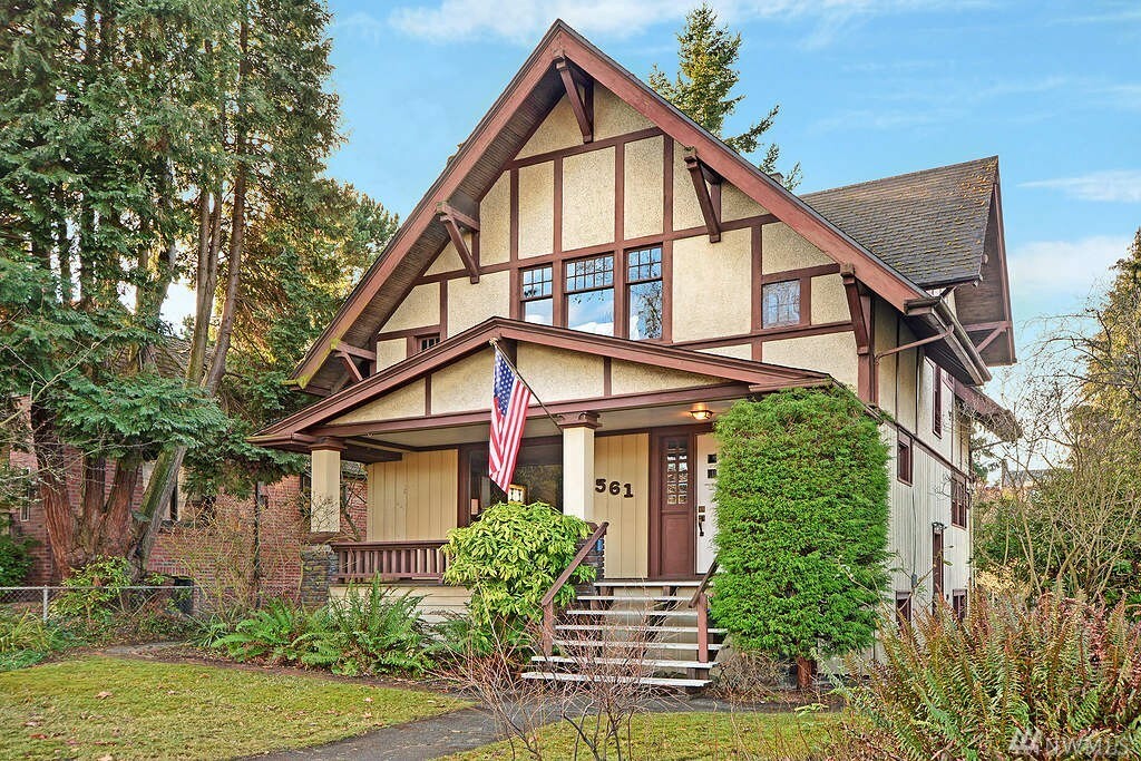Property Photo: 2561 10th Ave W WA 98119