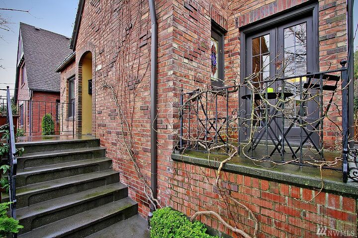 Property Photo:  365 Halladay St  WA 98109 