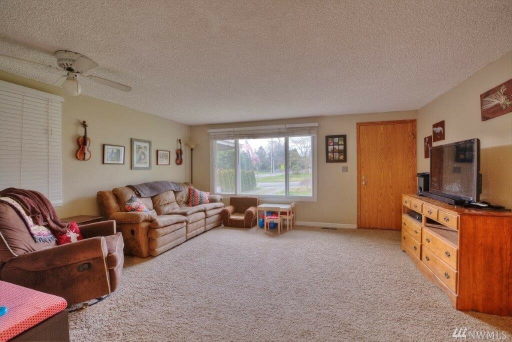 Property Photo:  348 S 185th St  WA 98148 