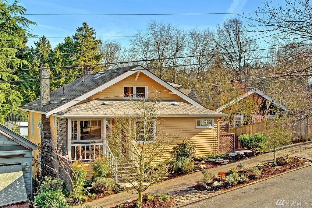 Property Photo:  2606 Warren Ave N  WA 98109 