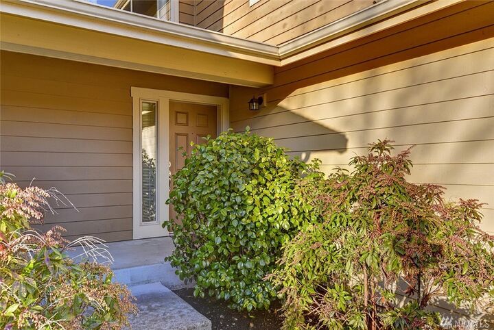 Property Photo: 16014 NE 93rd Way 703 WA 98052