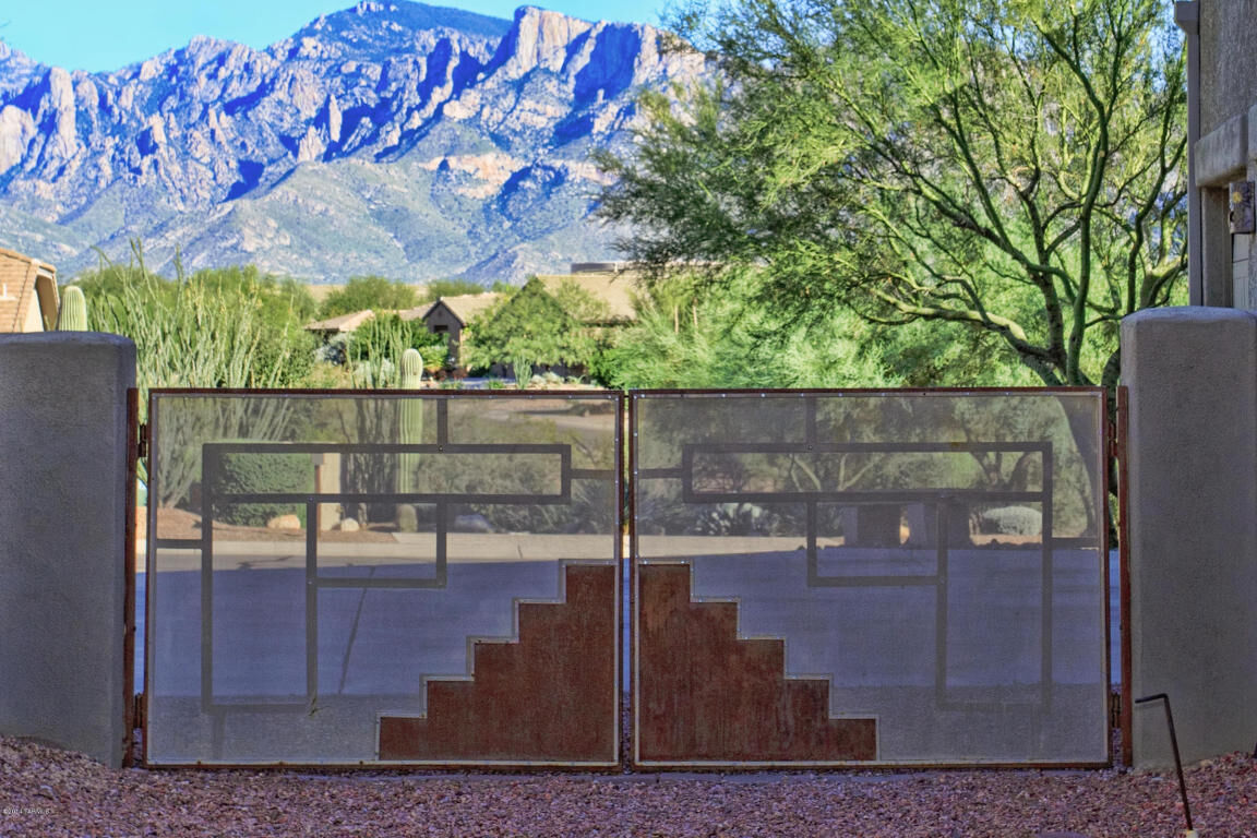 Property Photo: 11851 N Staghorn Place AZ 85737
