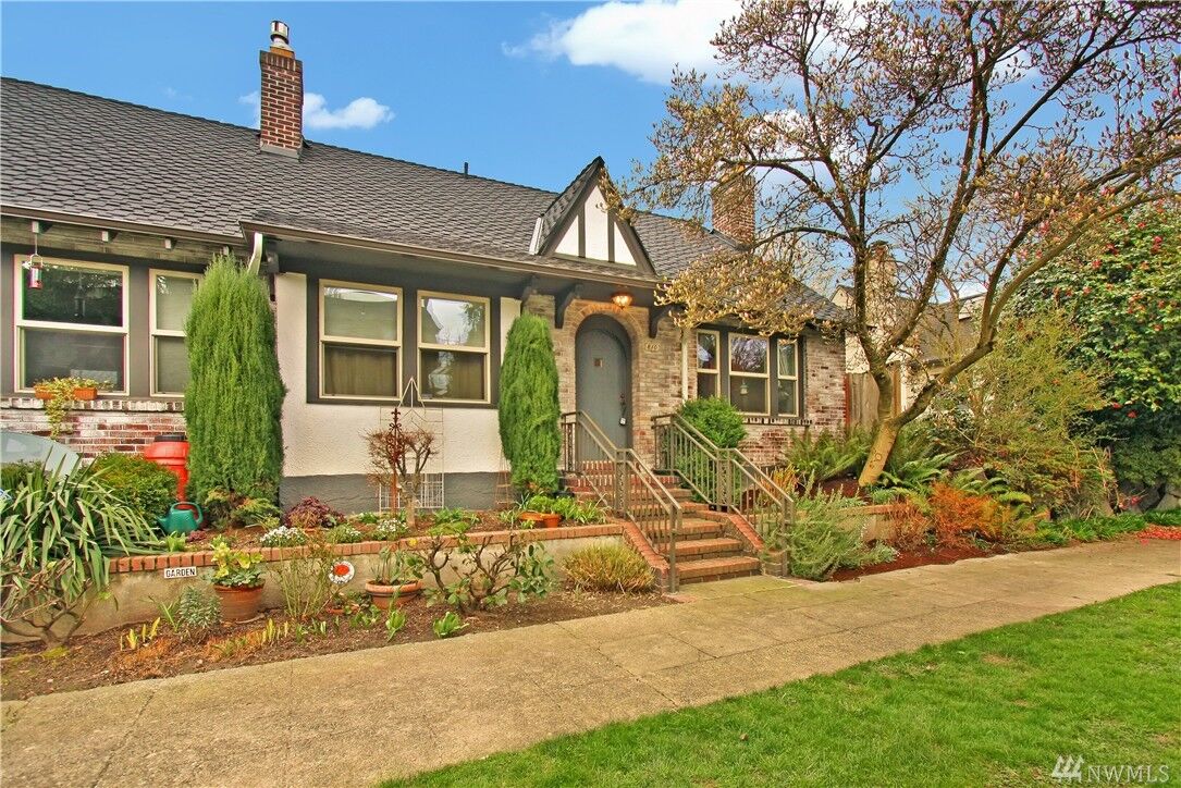 Property Photo:  810 E Allison St  WA 98102 