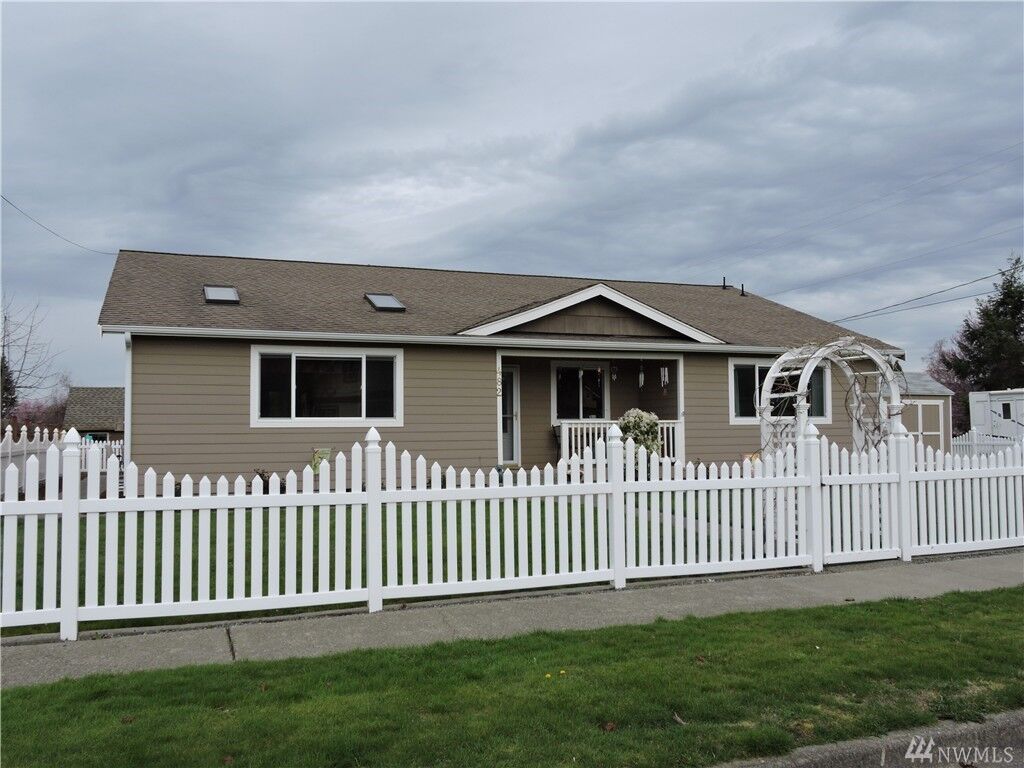 Property Photo:  482 Park Ave  WA 98321 