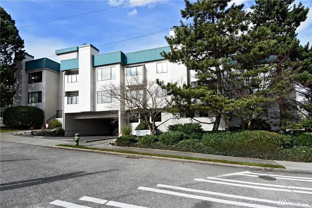 Property Photo: 1740 NE 86th St 214 WA 98115