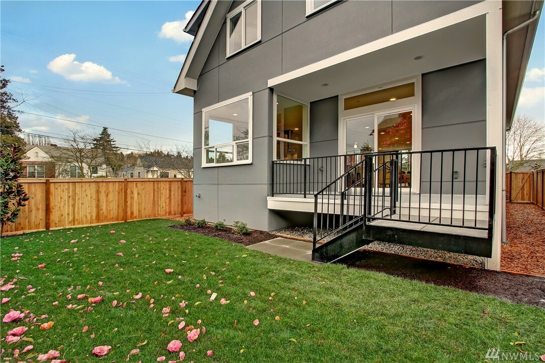 Property Photo:  802 NW 57th St  WA 98107 