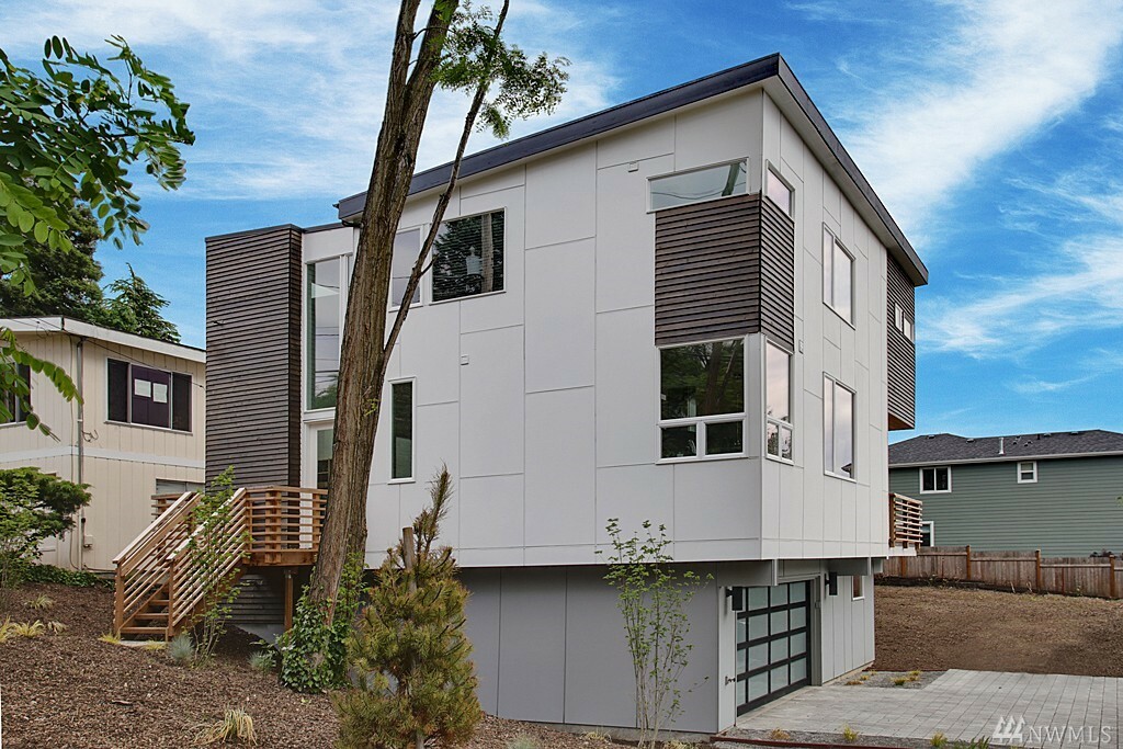Property Photo:  5125 S Frontenac St  WA 98118 