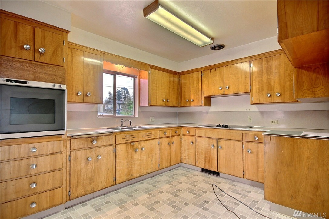 Property Photo:  2309 NE 9th St  WA 98056 