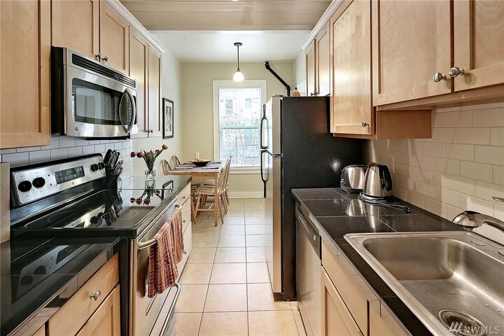 Property Photo: 901 NE 43rd St 202 WA 98105