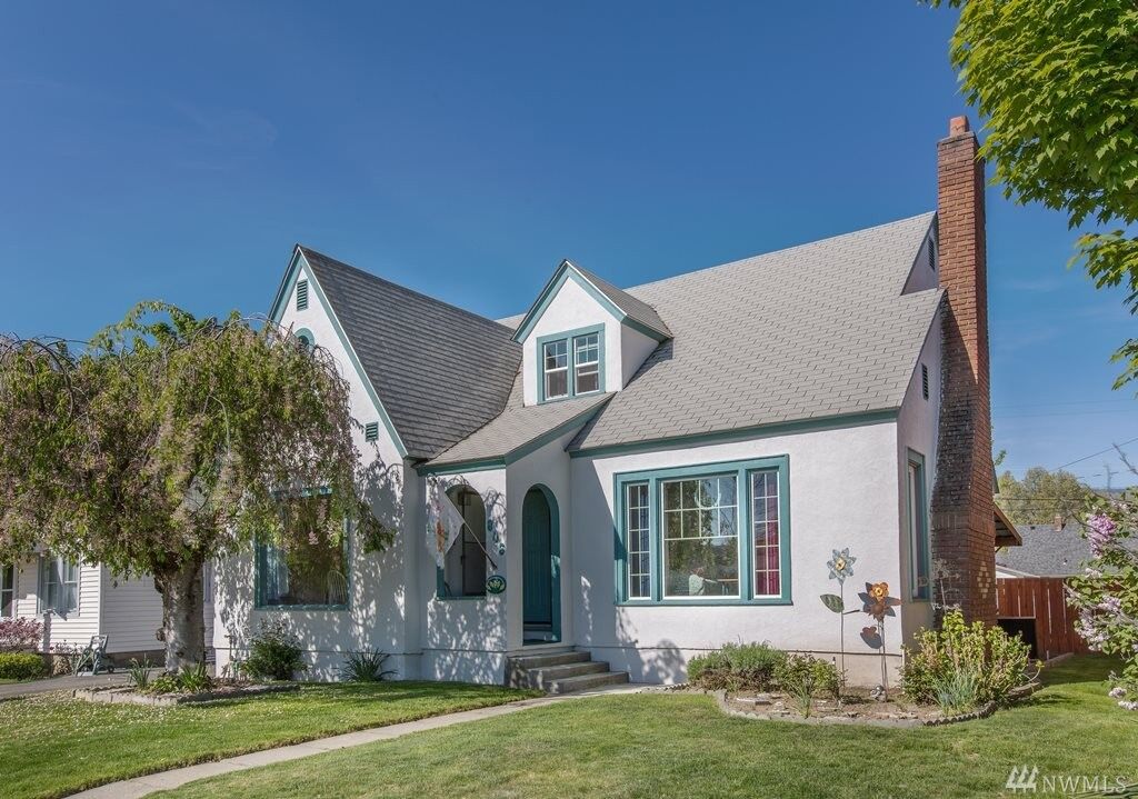 Property Photo:  806 Kittitas St  WA 98801