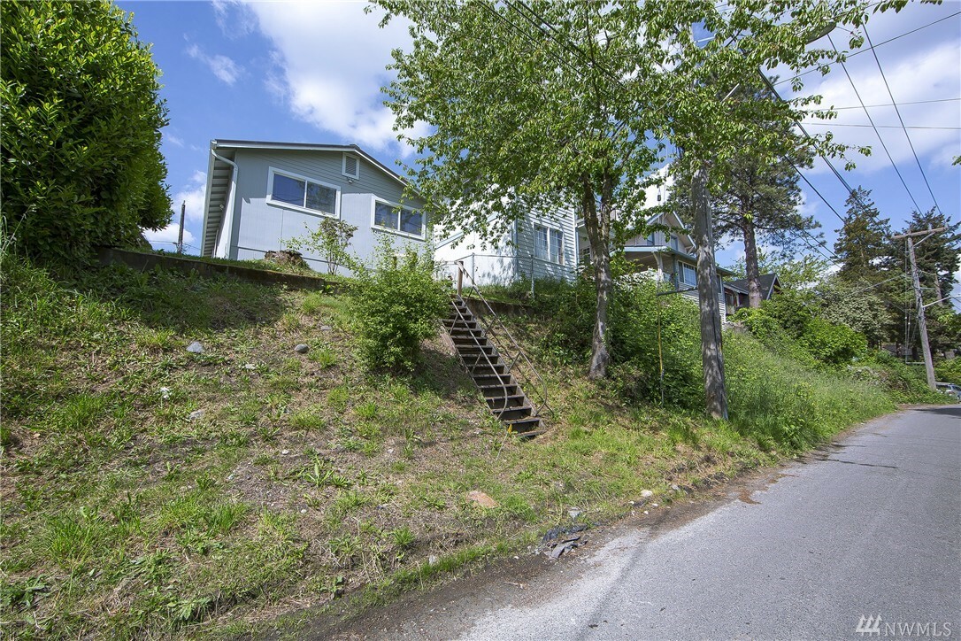 Property Photo:  4201 34th Ave S  WA 98118 