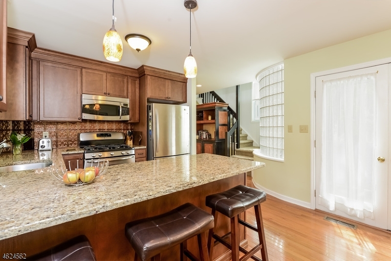 Property Photo:  8 Raritan Pointe  NJ 08530 