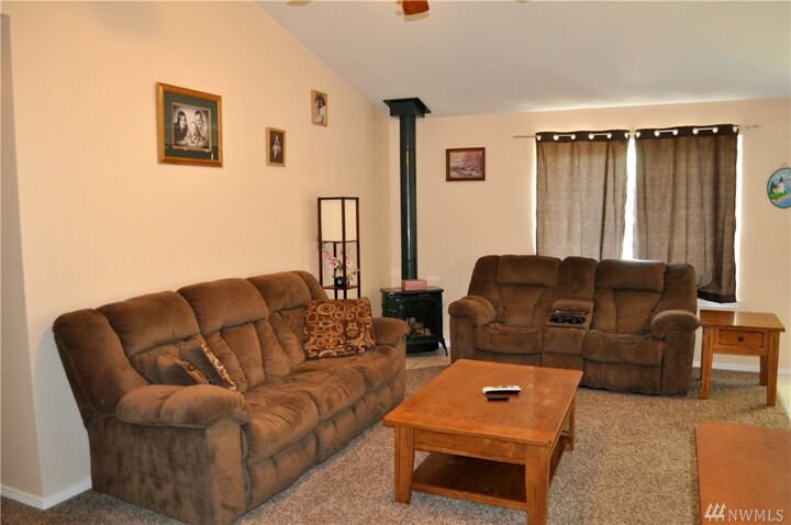 Property Photo:  504 W Illinois Ave  WA 98926 