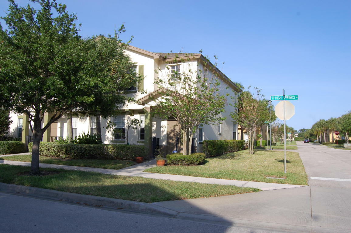 Property Photo:  1909 SE High Springs Drive  FL 34952 