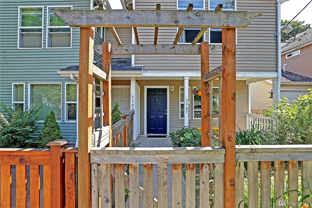 Property Photo:  3307 S Juneau St  WA 98118 