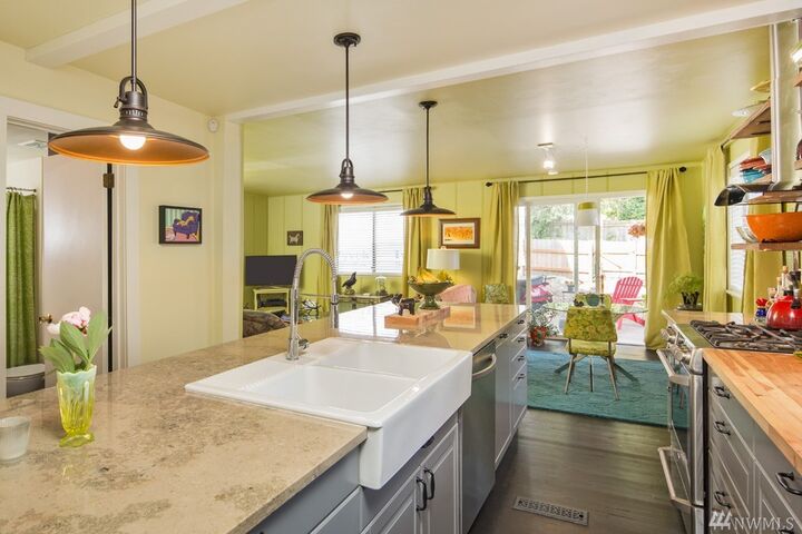 Property Photo: 3841 35th Ave W WA 98199